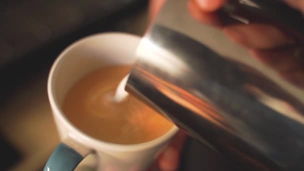 Lassú mozgás a barista öntött tejet a kávé létre egy tökéletes cappuccino vagy latte — Stock videók