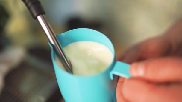 Barista leche humeante en una taza en cámara lenta — Vídeos de Stock