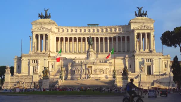 Piazza Venezia w Rzymie z ołtarzem Ojczyzny w 4k — Wideo stockowe