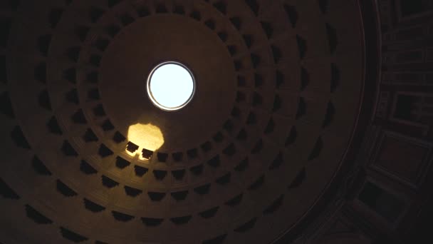 Vista interior de la cúpula del Panteón en Roma, Italia en 4k — Vídeo de stock