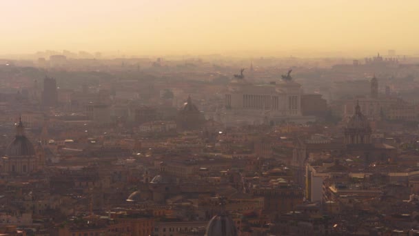 Panoramisch uitzicht op Rome vanaf de top van de Sint-Pietersbasiliek in 4k — Stockvideo