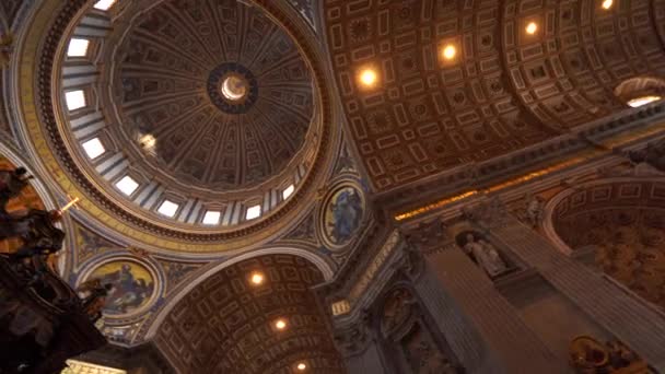 Купол и интерьер базилики Святого Петра в Ватикане, Рим в 4k — стоковое видео