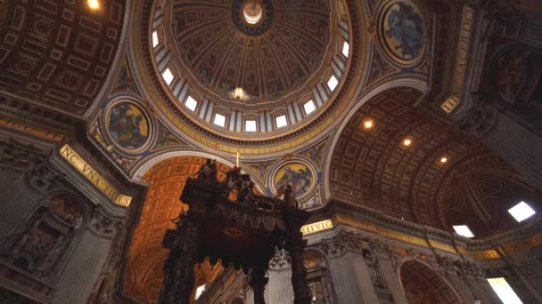 Εσωτερικό της Βασιλικής του Αγίου Πέτρου στο Βατικανό, Ρώμη σε 4k — Αρχείο Βίντεο