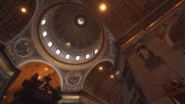 Interior de la Basílica de San Pedro en el Vaticano, Roma en 4k — Vídeos de Stock