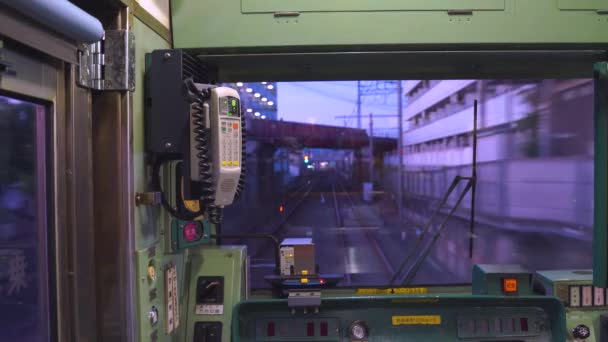 Kjóto, Japonsko - 05 NOV 2019: Systémy řídicích panelů JR Strojvedoucí Autokar ve startovním vlaku, zadní pohled ve 4k — Stock video