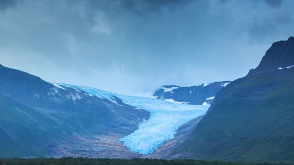 Norveç 'teki Svartisen Buzulu' nun zaman çizelgesi buzla, dağlarla ve gökyüzüyle 4K 'da. — Stok video