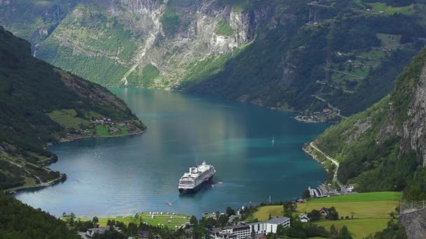 Geiranger fjord, Noorwegen. Prachtige natuur Noorwegen natuurlijk landschap. — Stockvideo