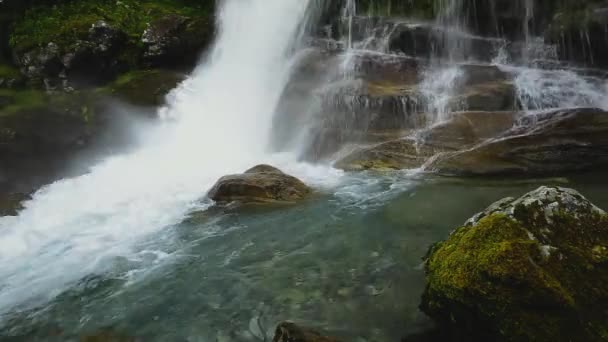 Waterval op de Geirangelva bos rivier in de bergen — Stockvideo