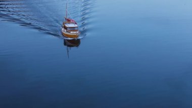 Suyun üzerinde yüzen ağır çekim teknesi