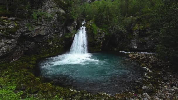 山のGeirangelva森林川の滝 — ストック動画