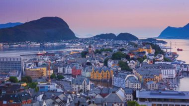 Norveç, Aksla dağından Alesund 'da gün doğumu zamanı