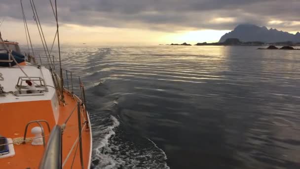 Яхта, плывущая в море Норвегии — стоковое видео