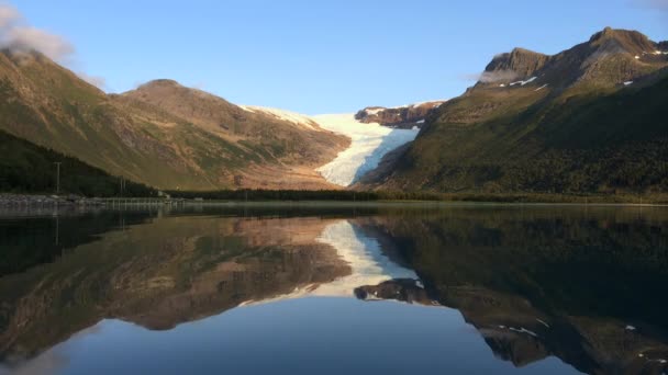 Ландшафт ледника Свартисен со льдом, горами и небом в Норвегии в 4k — стоковое видео