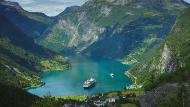 Timelapse of Geiranger fjord in Norway (en inglés). Hermoso paisaje natural . — Vídeos de Stock