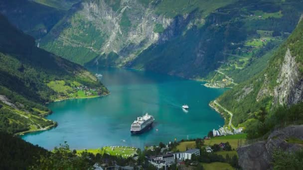Timelapse of Geiranger fjord, Norsko s výletní lodi a čluny — Stock video
