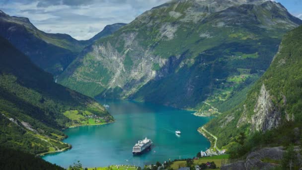 Timelapse of Geiranger fjord, Noruega con cruceros y barcos — Vídeos de Stock