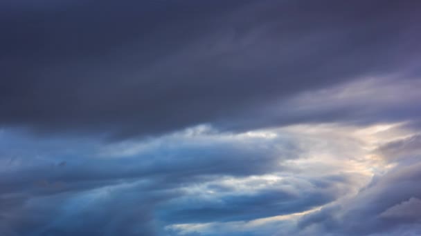 Tormentoso cielo azul oscuro dramático y nubes timelapse en 4k — Vídeo de stock