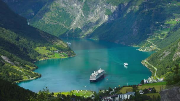 Geiranger fjord időeltolódása, Norvégia tengerjáró hajóval és hajókkal — Stock videók