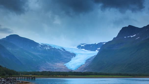 Пейзаж Свартисена со льдом, горами и небом в Норвегии в 4K — стоковое видео
