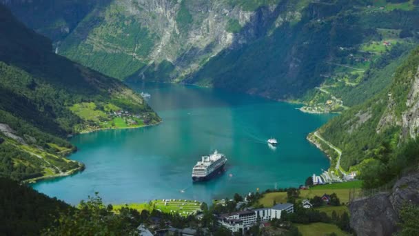 ระยะเวลาของ Geiranger fjord, นอร์เวย์พร้อมเรือล่องเรือและเรือ — วีดีโอสต็อก