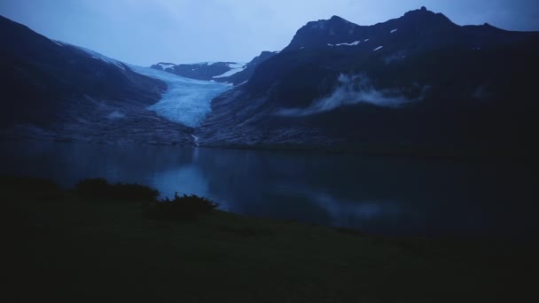 ノルウェーの氷、山、空と夜のSvartisen氷河の風景 — ストック動画