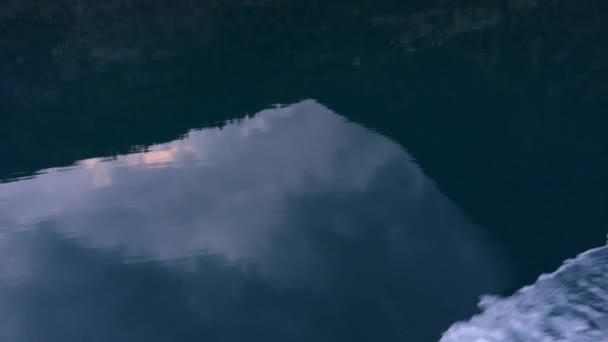 요트나 배 뒤에 있는 강한 파도가물에 반사되어 있다 — 비디오