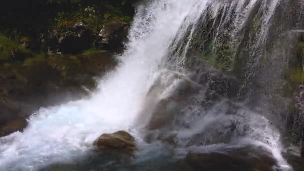 Dağlardaki Geirangelva Ormanı nehrinde şelale, 4k — Stok video