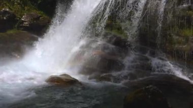 Dağlardaki Geirangelva Ormanı nehrinde şelale, 4k