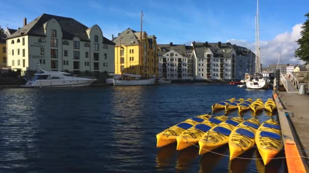 Art Nouveau binaları ve Alesund Kanalı 'ndaki sarı kanolar, Norveç 4K' da. — Stok video