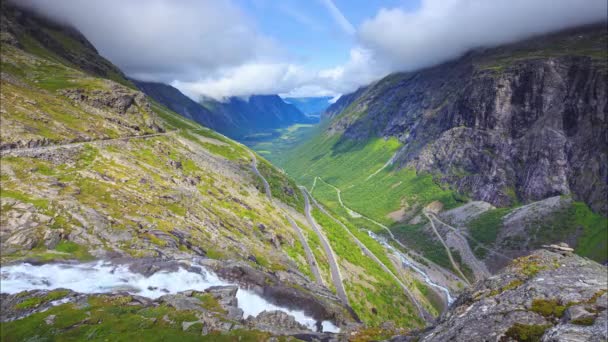 Тролльстиген Змеиная дорога с водопадом в Норвегии Timelapse в 4k — стоковое видео