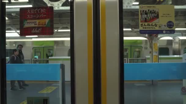 Tokió, Japán - NOV 09, 2019: Záró ajtók egy tokiói metró vonat 4k — Stock videók