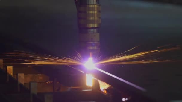 Plasma cutting machine cuts metal material with sparks — Stock Video