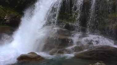 Dağlardaki Geirangelva Ormanı nehrinde şelale, 4k