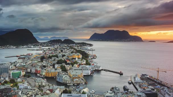 Timelapse panorama över Alesund, Norge med himmel, hav och berg — Stockvideo