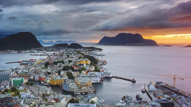 Včasné panorama Alesundu, Norsko s oblohou, mořem a horami — Stock video