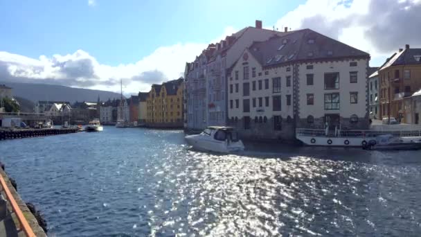 Alesund, Noruega - 14 AGO 2014: Hermosa vista del canal — Vídeo de stock