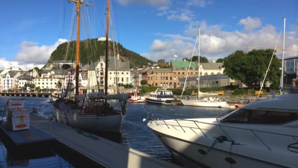 Alesund, Noorwegen - 14 AUG 2014: Boten en jachten op een stadskanaal — Stockvideo