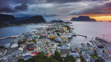 Alesund, Norveç 'in gökyüzü, denizi ve dağları ile zamanaşımı manzarası