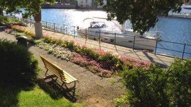 Alesund, Norveç - 14 AUG 2014: Güzel gölgeli bank ve kanaldaki tekne