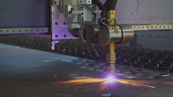 Machine de découpe plasma coupe le matériau métallique avec des étincelles — Video