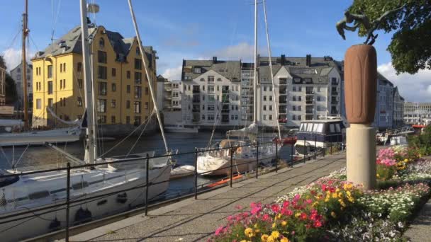 Alesund, Norway - 14 AUG 2014: Beautiful view of canal and the city — Stock Video