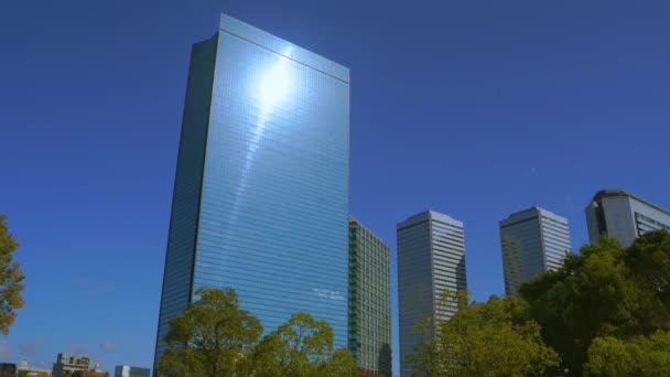 Arranha-céu de torre de cristal em Osaka, Japão no outono em 4k — Vídeo de Stock