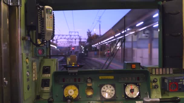 Συστήματα πίνακα ελέγχου ενός JR Drivers Coach σε vintage τρένο, πίσω όψη σε 4k — Αρχείο Βίντεο
