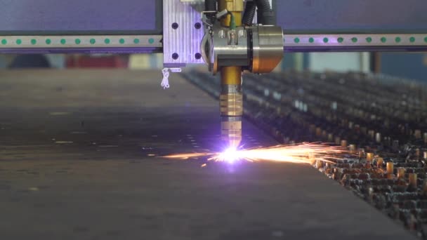 Zwolniony ruch wycinarki laserowej tnie metal iskrami — Wideo stockowe