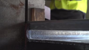 Metal çubuğu kesmek ve soğutucuyu 4K 'da kullanmak için bant testere kullanıldı.