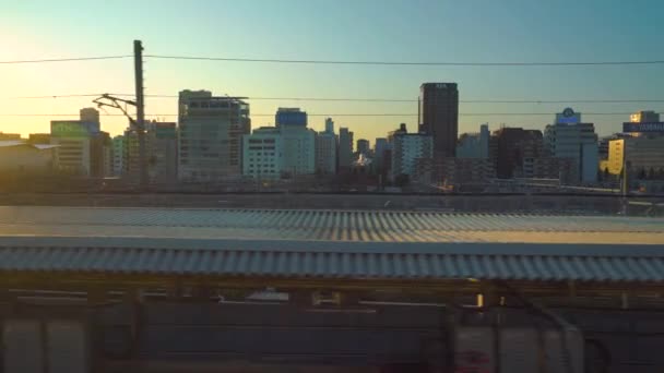 Tóquio, Japão - NOV 09, 2019: Vista da janela do trem que passa pela cidade — Vídeo de Stock