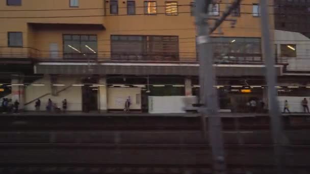 Tokio, Japonsko - NOV 09, 2019: Pohled z okna vlaku projíždějícího městem — Stock video