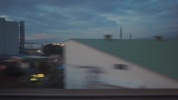 Tokyo, Japan - NOV 09, 2019: Utsikt från fönstret på tåget som passerar genom staden — Stockvideo