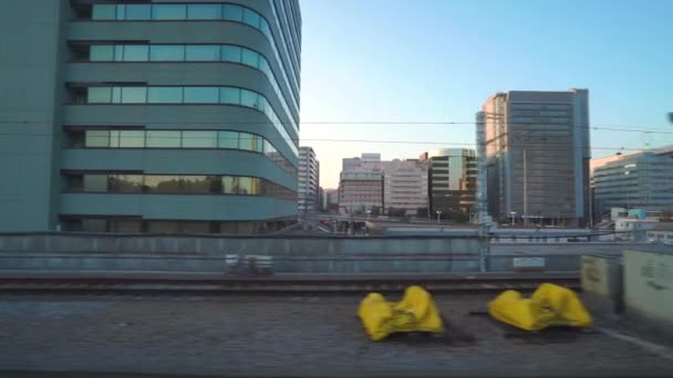 Tokio, Japonsko - NOV 09, 2019: Pohled z okna vlaku odjíždějícího ze stanice — Stock video
