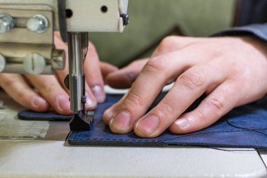 profesyonel üretim dikiş makinesi yakın çekim, deri üretimi, el terzi, el terzi